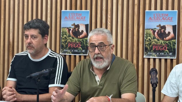 Imagen: Enrique Moll, alcalde de Pego, y Josep Nadal, cantante de La Gossa Sorda, durante el encuentro con la prensa