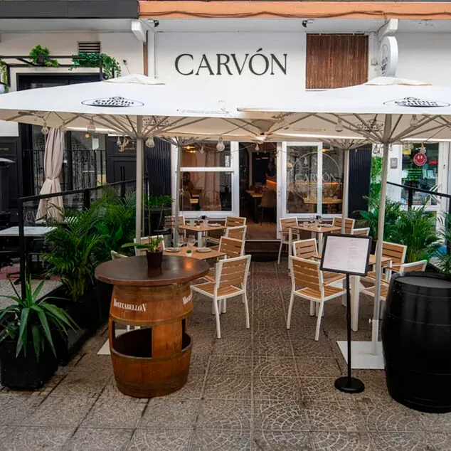 Los dos restaurantes de la Marina Alta que acaban de entrar en la Guía Michelin 3 Imagen: Entrada a Carvón, en Moraira