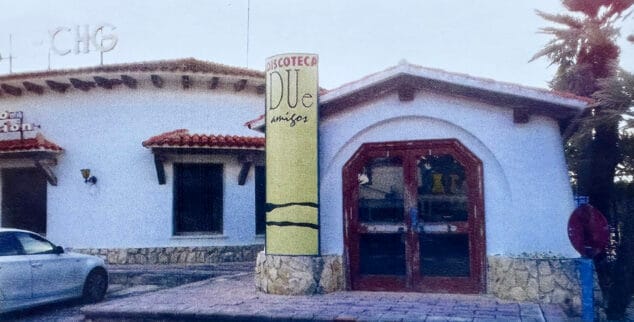 La crisis de la fiesta en los 90: cuando las discotecas de la Marina Alta empezaron a dividirse 5 Imagen: Entrada de la discoteca Due Amigos - Imagen del libro '150 anys de música i ball a la Marina Alta'