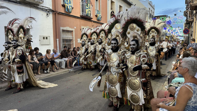 La grandeza de la fiesta venció a la lluvia en El Verger con una entrada de Moros i Cristians para el recuerdo 154 entrada de moros i cristians el verger 2026 153