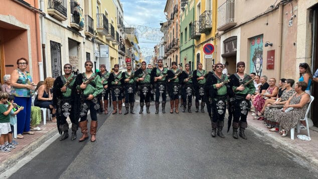 La grandeza de la fiesta venció a la lluvia en El Verger con una entrada de Moros i Cristians para el recuerdo 60 entrada de moros i cristians el verger 2026 56