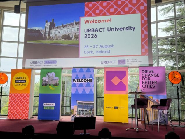 La MACMA se forma en la URBACT University 2026 en Irlanda para atraer población, talento y nuevas oportunidades a la comarca 1 Imagen: Vista del escenario con pancartas informativas del evento URBACT University 2026 celebrado en Cork, Irlanda.
