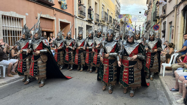 La grandeza de la fiesta venció a la lluvia en El Verger con una entrada de Moros i Cristians para el recuerdo 3 Imagen: Escuadra de la Filà Cavallers de Segària, Capitanía Cristiana 2026 del Verger