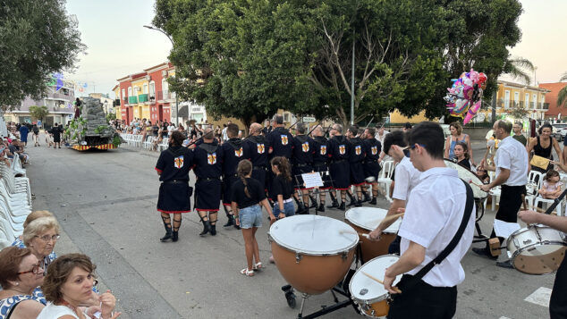 Imagen: Escuadra de la Filà Deniers de Dénia en el desfile de Moros y Cristianos de Els Poblets  2026