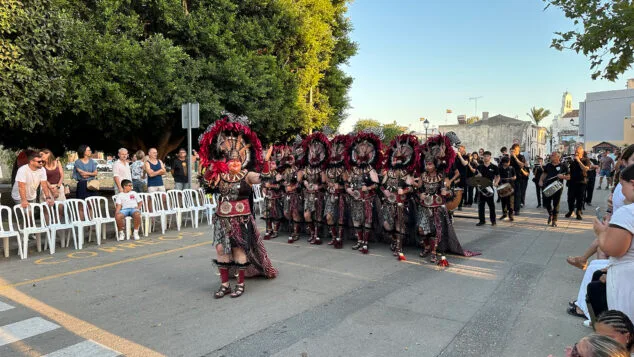 La historia de Els Poblets cobra vida en el gran desfile de Moros y Cristianos 2026 2 Imagen: Escuadra de la Filà l'Alberca de Els Poblets en el desfile Moros y Cristianos del 2026