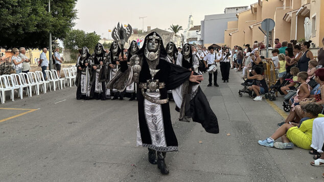 Imagen: Escuadra de la Filà Maulets de Els Poblets en el desfile de Moros y Cristianos 2026