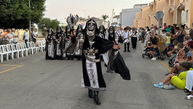 La historia de Els Poblets cobra vida en el gran desfile de Moros y Cristianos 2026 18 escuadra de la fila maulets de els poblets en el desfile de moros y cristianos 2026