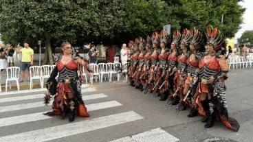 Escuadra de la Filà Maulets Els Poblets en el desfile de Moros y Cristianos de 2026