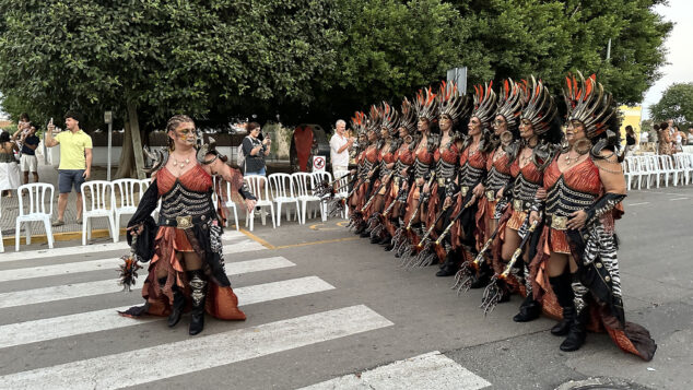 Imagen: Escuadra de la Filà Maulets Els Poblets en el desfile de Moros y Cristianos de 2026