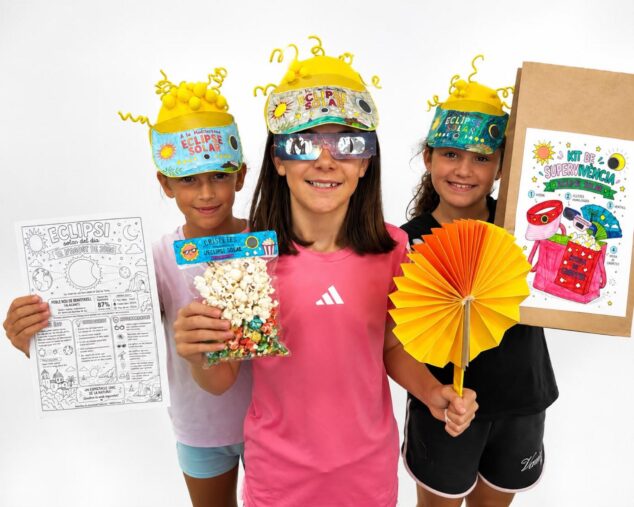 El «Kit de supervivencia» que convierte el eclipse de 2026 en una aventura en Benitatxell 2 Imagen: Tres niñas de la Escuela de Verano de Benitatxell posan con viseras, gafas y materiales del kit para el eclipse solar.