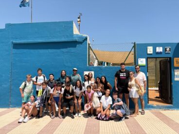 La observación del eclipse solar y una salida acuática marcarán el fin del Estiu Jove en Ondara 2 Fotografia de grup d'adolescents i monitors del programa d'estiu 'Estiu Jove' a Ondara, davant de l'edifici de l'Espai Jove.