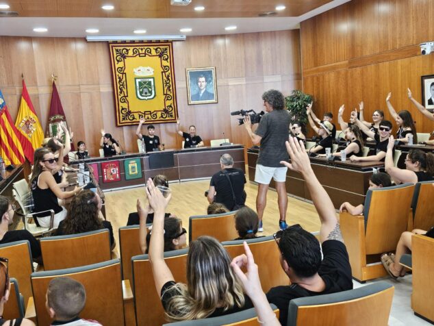 Calp nombra a su alcalde festero por 24 horas: Alberto Meana 4 Imagen: Grupo de festeros levantando la mano en el salón de plenos del Ayuntamiento de Calp.