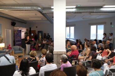 Lectura durante el festival literario en Benitatxell