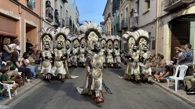 La grandeza de la fiesta venció a la lluvia en El Verger con una entrada de Moros i Cristians para el recuerdo 5 Imagen: Filà Almoràvides en la Entrada de Moros i Cristians El Verger 2026