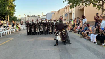 Filà Cavallers de l’Apocalipsi durante el desfile Moros y Cristianos Els Poblets 2026