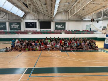 Calp cierra con éxito su primer Campamento de Verano Municipal con 502 niños y asegura su próxima edición 2 Gran grupo de niños y monitores posando en el pabellón deportivo municipal de Calp.
