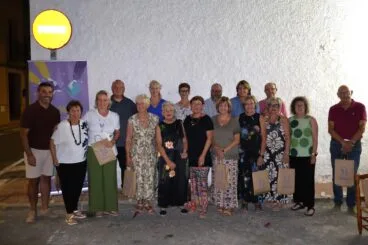 Fotografía de grupo de personas al aire libre de noche tras un evento literario en Benitatxell.