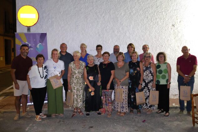 Imagen: Fotografía de grupo de personas al aire libre de noche tras un evento literario en Benitatxell.