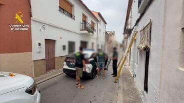La Guardia Civil descubre un cultivo de marihuana con 265 plantas en una vivienda de Teulada 2 Agentes de la Guardia Civil durante la detención del presunto responsable de la plantación en Teulada.