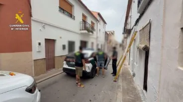 La Guardia Civil descubre un cultivo de marihuana con 265 plantas en una vivienda de Teulada 1 Agentes de la Guardia Civil durante la detención del presunto responsable de la plantación en Teulada.