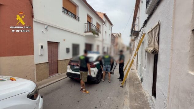 La Guardia Civil descubre un cultivo de marihuana con 265 plantas en una vivienda de Teulada 2 Imagen: Agentes de la Guardia Civil durante la detención del presunto responsable de la plantación en Teulada.