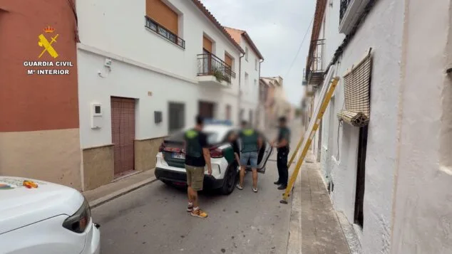 La Guardia Civil descubre un cultivo de marihuana con 265 plantas en una vivienda de Teulada 4 Agentes de la Guardia Civil durante la detención del presunto responsable de la plantación en Teulada.