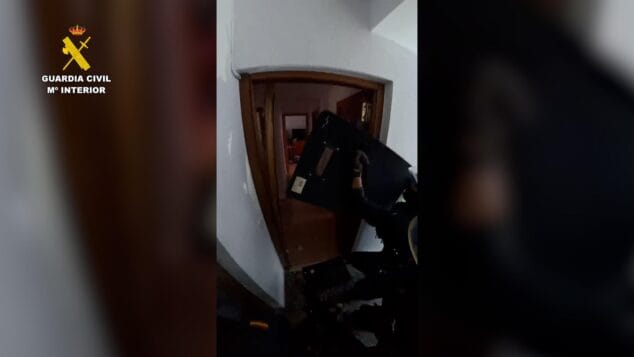La Guardia Civil desarticula en Calp una red que robó joyas por valor de un millón de euros 4 Imagen: Agente de la Guardia Civil con escudo táctico entrando en una vivienda durante un registro policial.
