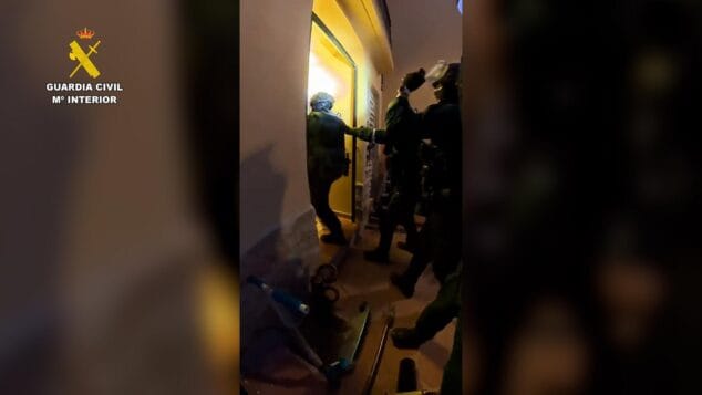 La Guardia Civil desarticula en Calp una red que robó joyas por valor de un millón de euros 3 Imagen: Agentes de la Guardia Civil durante una intervención nocturna en una vivienda.