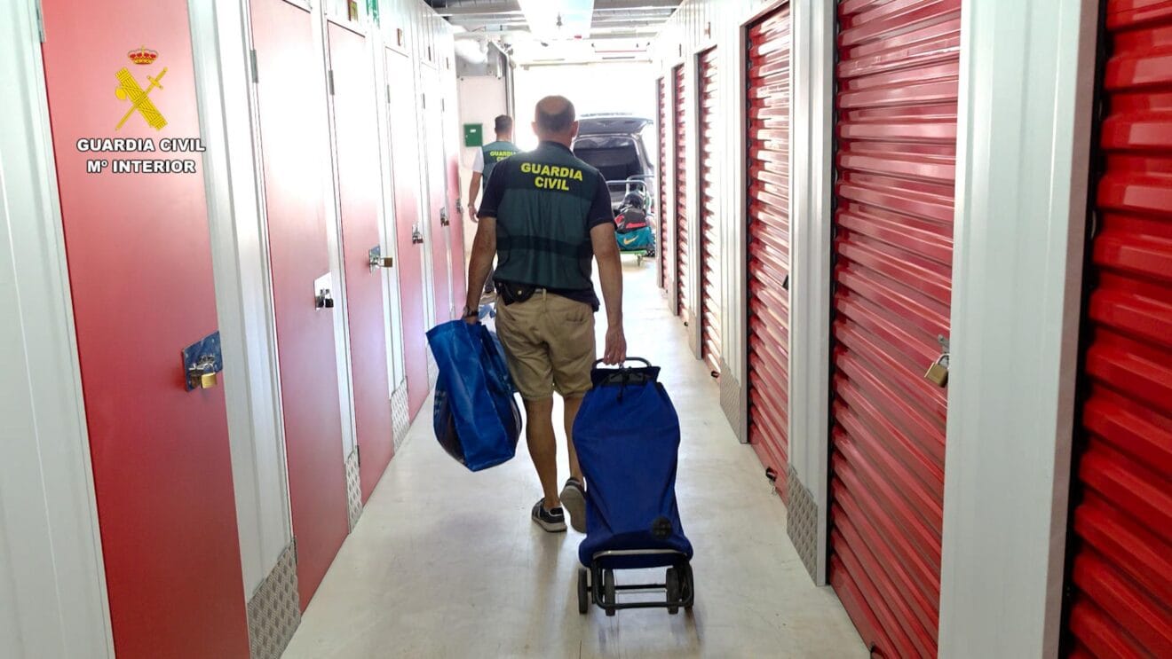 Agentes de la Guardia Civil transportan efectos recuperados en un trastero