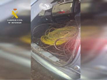 Desarticulada la oleada de robos de cable que dejó sin luz a urbanizaciones de Alcalalí, Murla y Xàbia 67 Maletero de un coche lleno de rollos de cable eléctrico de cobre recuperado, con el logotipo de la Guardia Civil en la esquina superior izquierda.