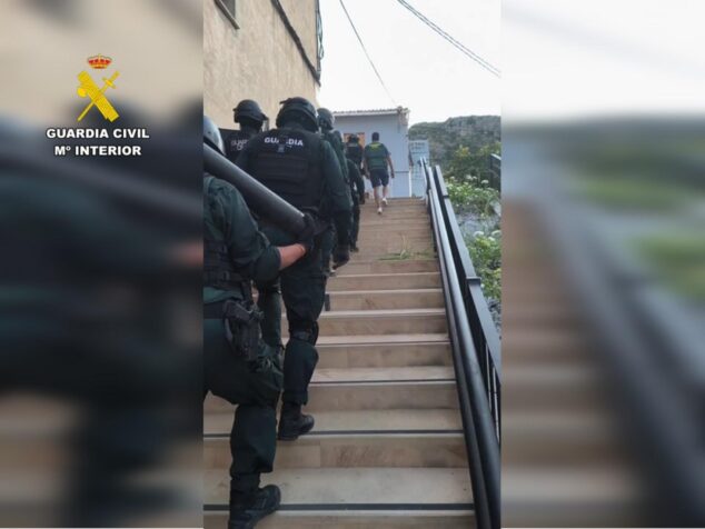 La Guardia Civil halla un arma y 265 plantas de marihuana en dos laboratorios clandestinos de la Marina Alta 3 Imagen: Agentes de la Guardia Civil subiendo unas escaleras durante una operación policial.