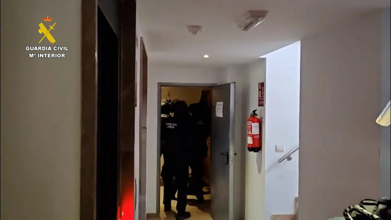 Agentes de la Guardia Civil acceden a una vivienda en Calpe