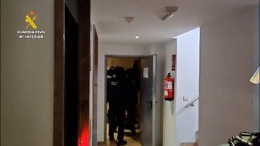 Agentes de la Guardia Civil acceden a una vivienda en Calpe