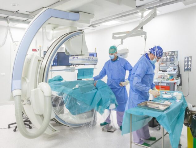 Imagen: Un equipo médico opera a un paciente en un quirófano del Hospital de Dénia equipado con tecnología de imagen.