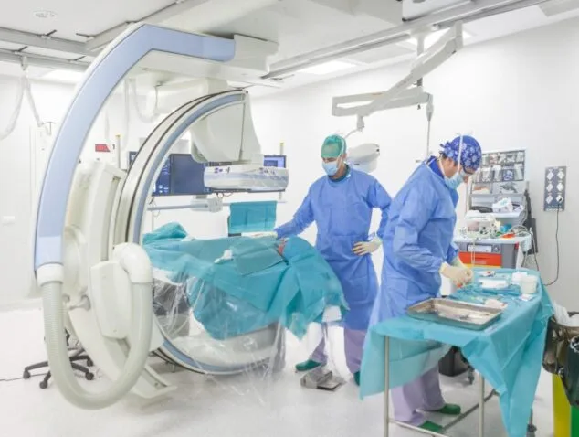 El Hospital de Dénia asegura haber reducido un 60% la espera quirúrgica para pacientes graves en tres años 6 Un equipo médico opera a un paciente en un quirófano del Hospital de Dénia equipado con tecnología de imagen.