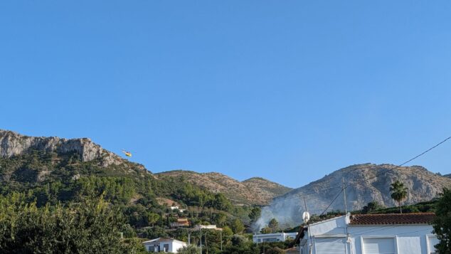Imagen: Humo y helicóptero en la zona de Ambra de Pego