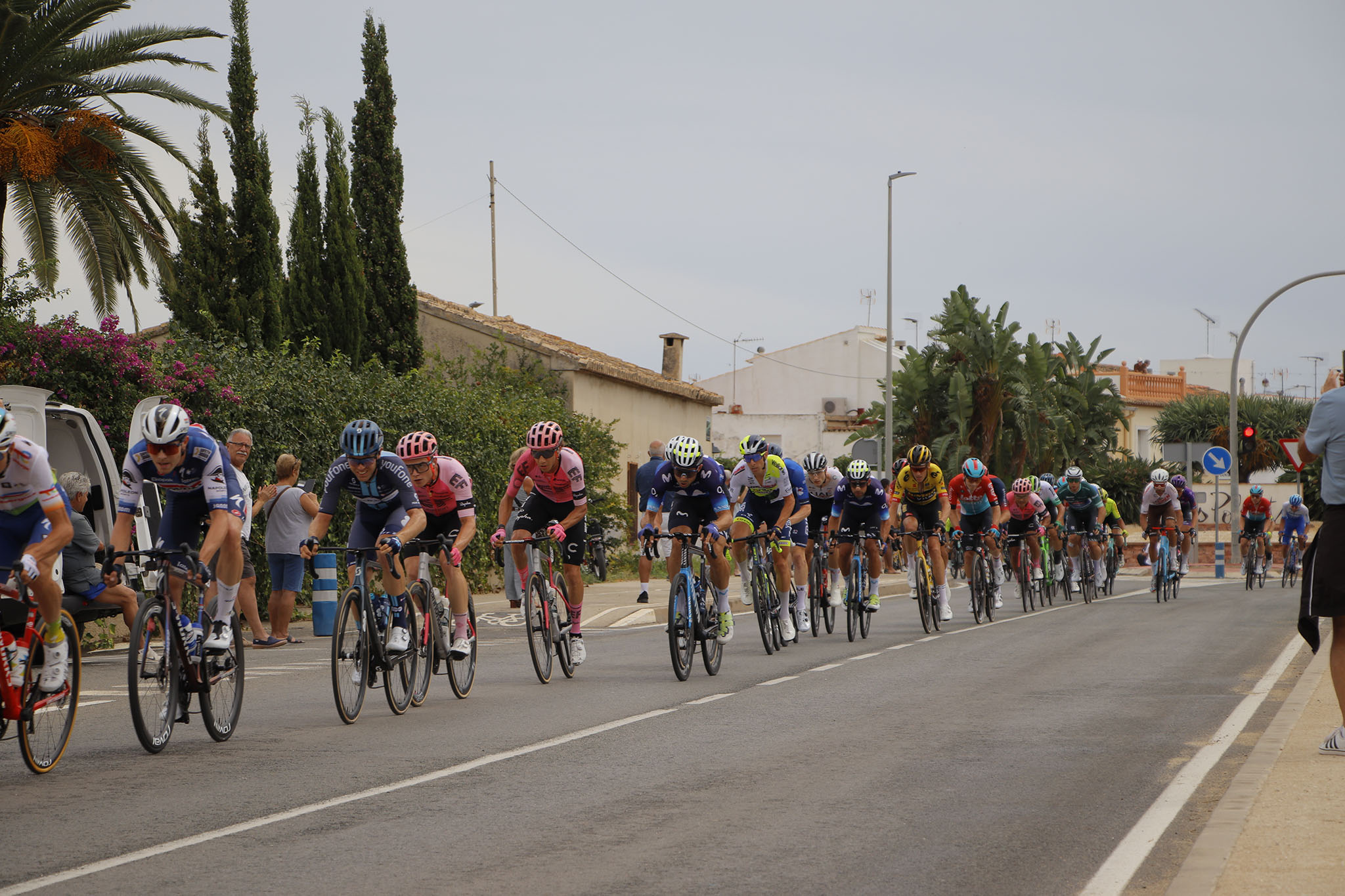 imagen de archivo de la vuelta ciclista a espana a su paso por els poblets en 2023