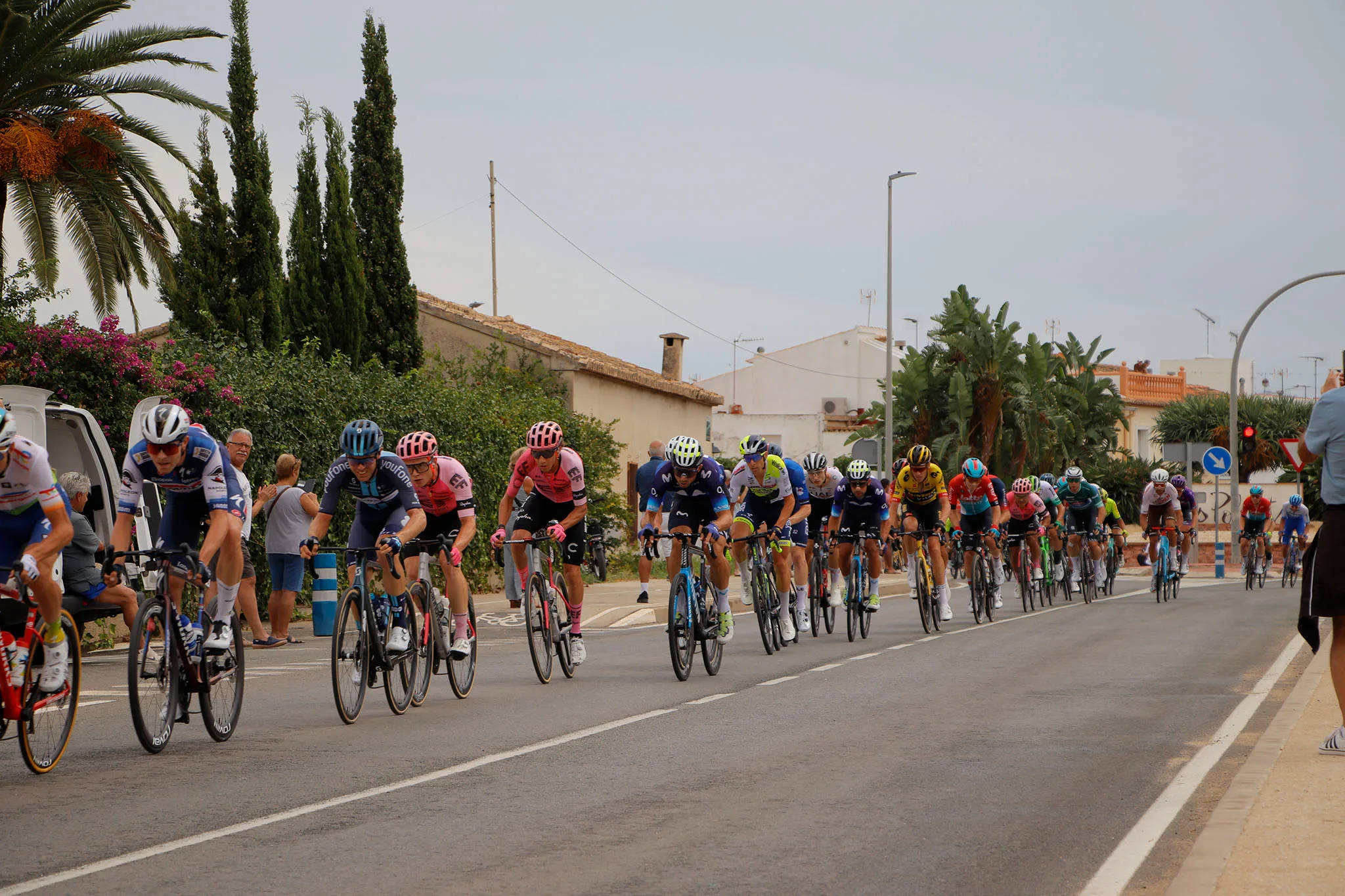 imagen de archivo de la vuelta ciclista a espana a su paso por els poblets en 2023