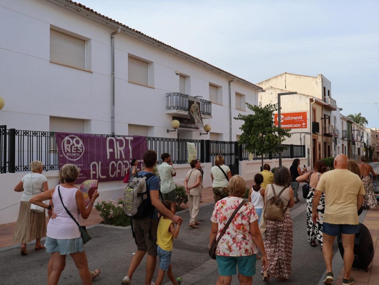 Recorrido inaugural de la exposición 'Art al carrer' en Benitatxell
