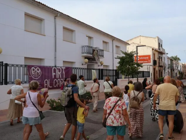 Imagen: Grupo de personas durante el recorrido inaugural de la exposición de arte en balcones 'Art al carrer' en Benitatxell.