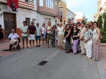 Asistentes e impulsores de la muestra ‘Art al carrer’ en Benitatxell