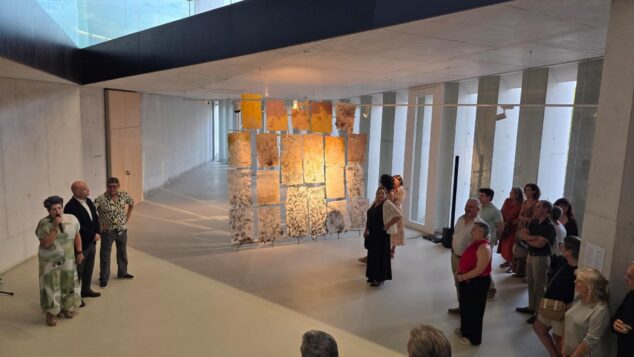 «Arrels Mediterrànies» abre Alere/Dolia 2026 con el arte de Ximo Canet como puente entre el mar y la tierra 13 Fotografía del acto de inauguración de la exposición de arte de Ximo Canet en el vestíbulo del Auditori Teulada Moraira, con público y una oradora.