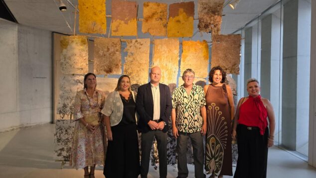 «Arrels Mediterrànies» abre Alere/Dolia 2026 con el arte de Ximo Canet como puente entre el mar y la tierra 14 Ximo Canet y representantes institucionales posan ante la obra 'Arrels Mediterrànies' en el Auditori Teulada Moraira.