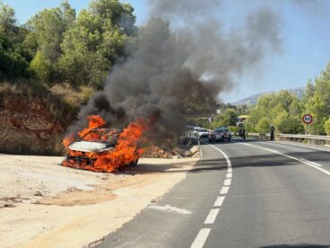Incendio de vehículo en la N-332 a la altura de Gata