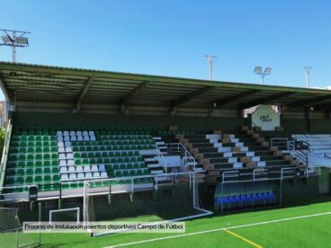 Instalación de nuevos asientos en el Campo Municipal de Fútbol de Calp