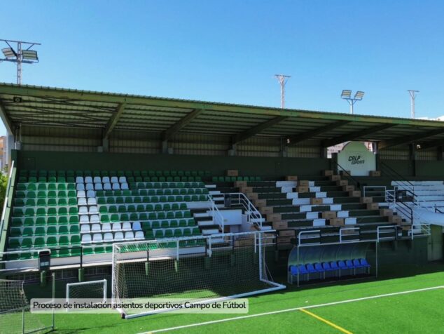 Calp aprovecha el verano para renovar las instalaciones deportivas antes de la nueva temporada 1 Imagen: Grada del campo de fútbol de Calp con asientos verdes y blancos siendo instalados.