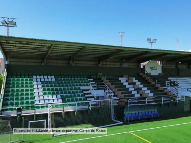 Grada del campo de fútbol de Calp con asientos verdes y blancos siendo instalados.