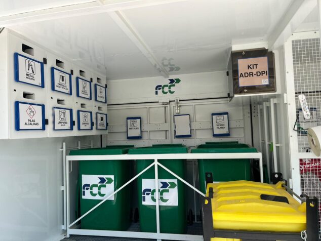 Imagen: Interior del ecoparque móvil con contenedores verdes de FCC y compartimentos etiquetados para distintos tipos de residuos reciclables.