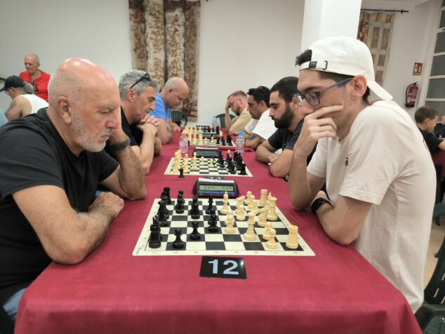 Fausto Castellá conquista el I Torneo de Ajedrez de las Fiestas de Gata de Gorgos 1 Imagen: Jugadores durante el torneo de Ajedrez de Gata de Gorgos