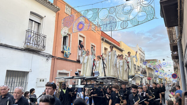 La grandeza de la fiesta venció a la lluvia en El Verger con una entrada de Moros i Cristians para el recuerdo 4 Imagen: Las siete capitanas y fundadoras de la Filà Cavallers de Segària durante el desfile de Moros i Cristians El Verger 2026
